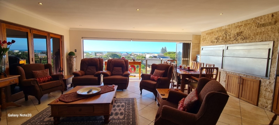 5 Bedroom Property for Sale in Wavecrest Eastern Cape